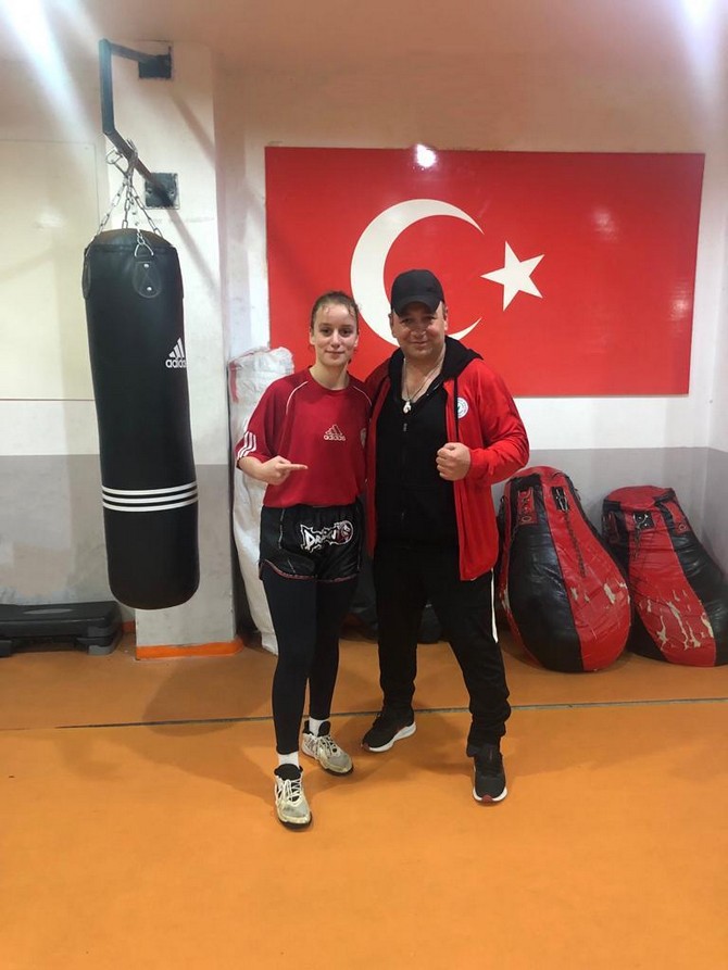caykur-rizesporun-milli-kick-boks-sporcusu-cemren-temizel-milli-forma-ile-ciktigi-gencler-kick-boks-sampiyonasinda-dunya-sampiyonu-oldu-2.jpg