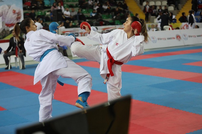 turkiye-karate-federasyonu-tarafindan-rizede-duzenlenen-umit,-genc-ve-21-yas-alti-turkiye-karate-sampiyonasinin-son-gununde-milli-takim-secmeleri-yapildi-(2).jpg
