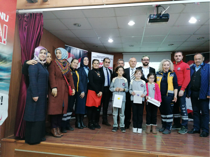 “acil-saglik-25-yasinda”-ve-“yasama-yol-ver!”-konularinda-duzenlenen-resim-yarismasinda-dereceye-giren-ogrencilere-hediyeleri-ayni-ilkokulda-duzenlenen-odul-toreni-ile-takdim-edildi..jpg