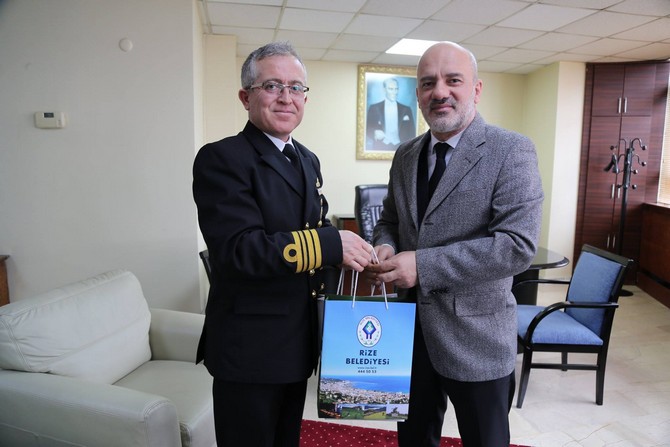 -deniz-yrb.-bulent-ceylan-ve-beraberindeki-askeri-personel-rize-belediyesine-ziyarette-bulundu-(2).jpg