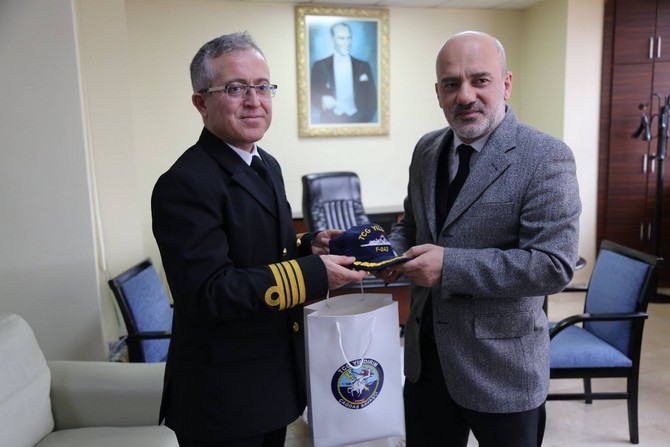 -deniz-yrb.-bulent-ceylan-ve-beraberindeki-askeri-personel-rize-belediyesine-ziyarette-bulundu-(3).jpg