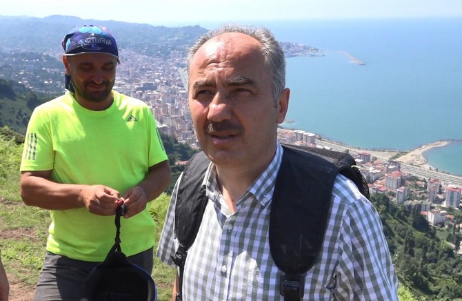 -rize-belediye-baskani-rahmi-metin,-yamac-parasutune-dikkat-cekmek-icin-egitmen-esliginde-sahin-tepesi’nden-atlayis-gerceklestirdi.--(1).jpg