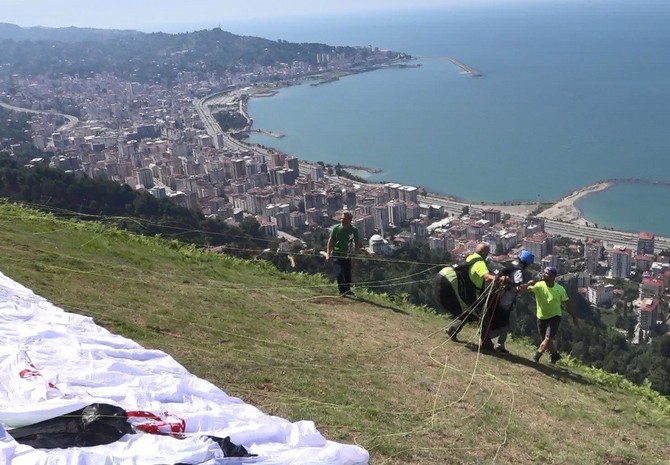 -rize-belediye-baskani-rahmi-metin,-yamac-parasutune-dikkat-cekmek-icin-egitmen-esliginde-sahin-tepesi’nden-atlayis-gerceklestirdi.--(2).jpg