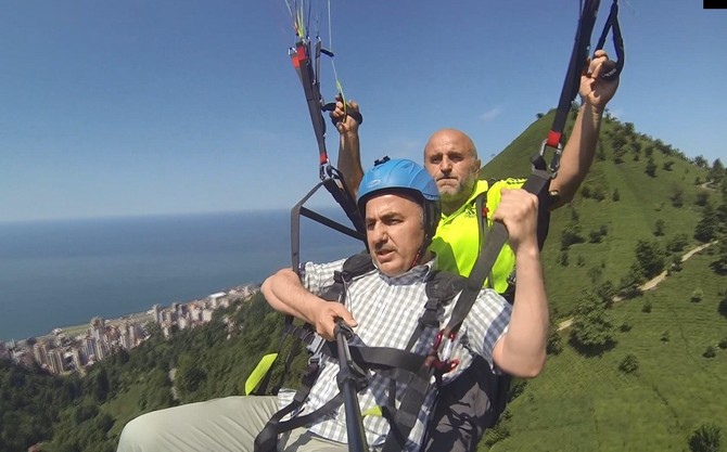-rize-belediye-baskani-rahmi-metin,-yamac-parasutune-dikkat-cekmek-icin-egitmen-esliginde-sahin-tepesi’nden-atlayis-gerceklestirdi.--(3).jpg