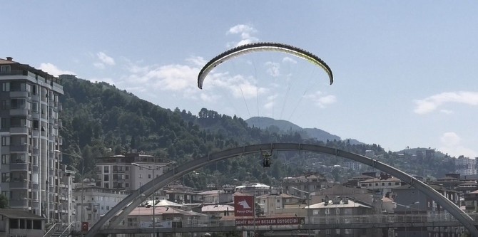 -rize-belediye-baskani-rahmi-metin,-yamac-parasutune-dikkat-cekmek-icin-egitmen-esliginde-sahin-tepesi’nden-atlayis-gerceklestirdi.--(5).jpg