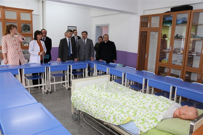 -rize-valisi-erdogan-bektas,-merkez-cay-mesleki-ve-teknik-anadolu-lisesi-ile-ekrem-orhon-mesleki-ve-teknik-anadolu-lisesini-ziyaret-etti-(1).jpg