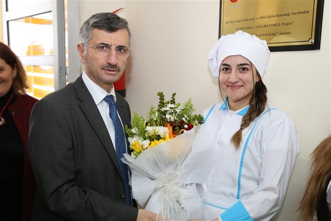 -rize-valisi-erdogan-bektas,-merkez-cay-mesleki-ve-teknik-anadolu-lisesi-ile-ekrem-orhon-mesleki-ve-teknik-anadolu-lisesini-ziyaret-etti-(3).jpg