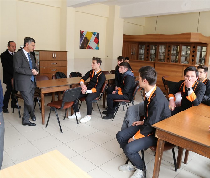 -rize-valisi-erdogan-bektas,-merkez-cay-mesleki-ve-teknik-anadolu-lisesi-ile-ekrem-orhon-mesleki-ve-teknik-anadolu-lisesini-ziyaret-etti-(4).jpg