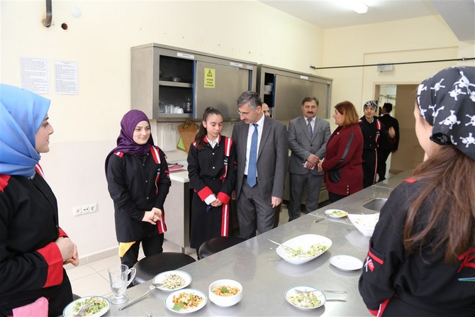 -rize-valisi-erdogan-bektas,-merkez-cay-mesleki-ve-teknik-anadolu-lisesi-ile-ekrem-orhon-mesleki-ve-teknik-anadolu-lisesini-ziyaret-etti-(5).jpg