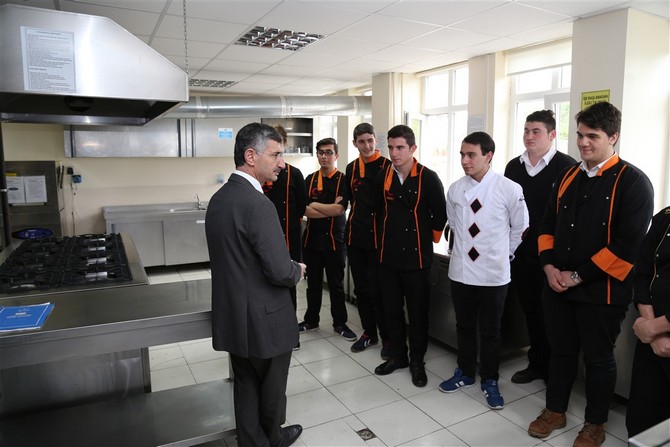 -rize-valisi-erdogan-bektas,-merkez-cay-mesleki-ve-teknik-anadolu-lisesi-ile-ekrem-orhon-mesleki-ve-teknik-anadolu-lisesini-ziyaret-etti-(6).jpg