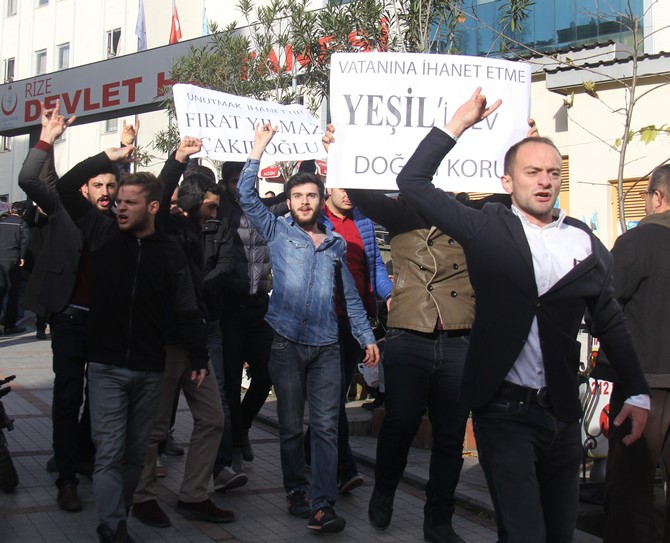 -rizede-keskin-basin-aciklamasina-yumurtali-protesto-(1).jpg
