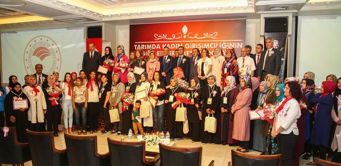 -tarim-ve-orman-bakanligi-tarafindan-dogu-karadeniz-illeri-icin-rizede-duzenlenen-tarimda-kadin-girisimciliginin-guclendirilmesi-programi-(11).jpg