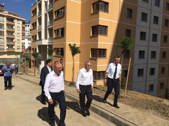 -toki-baskani-ergun-turan,-rize-valisi-erdogan-bektas-ile-timya-vadisinde-insasi-devam-eden-759-konutluk-kentsel-donusum-projesini-inceledi-(1).jpg