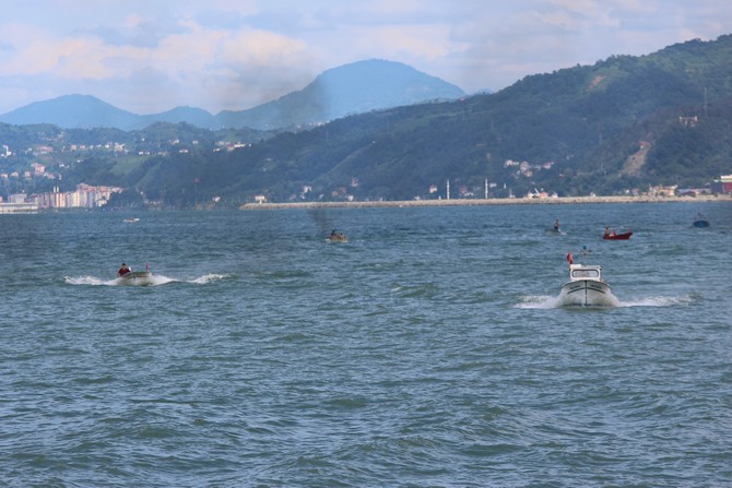 -trabzon’un-surmene-ilcesinde-“hayden-surmene’ye”-etkinligi-kapsaminda-duzenlenen-tekne-yarismalari-renkli-goruntulere-sahne-oldu.--(1).jpg