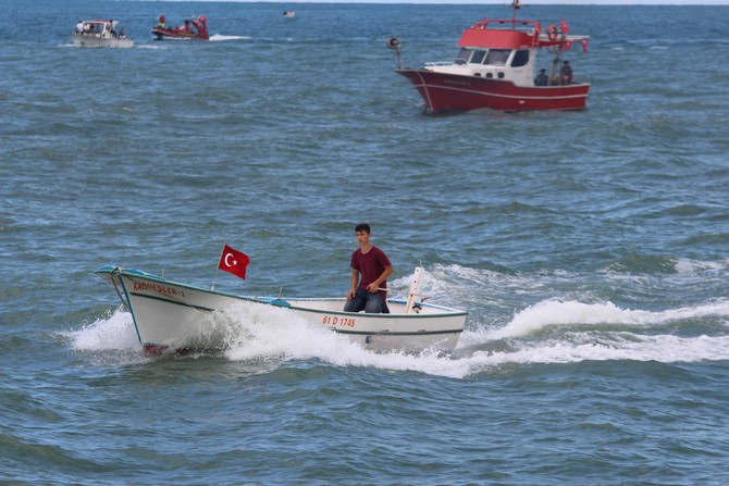 -trabzon’un-surmene-ilcesinde-“hayden-surmene’ye”-etkinligi-kapsaminda-duzenlenen-tekne-yarismalari-renkli-goruntulere-sahne-oldu.--(2).jpg