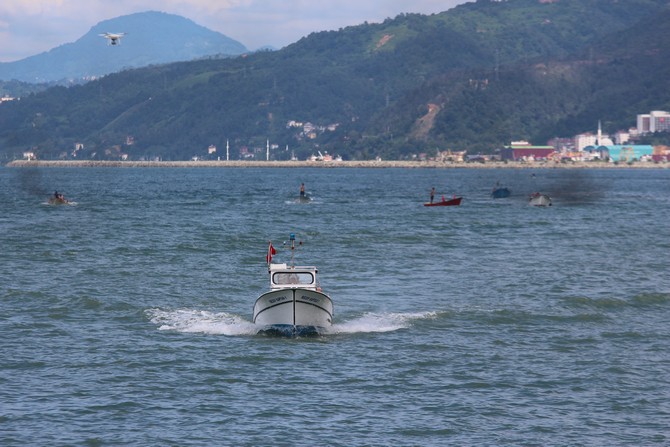 -trabzon’un-surmene-ilcesinde-“hayden-surmene’ye”-etkinligi-kapsaminda-duzenlenen-tekne-yarismalari-renkli-goruntulere-sahne-oldu.--(9).jpg