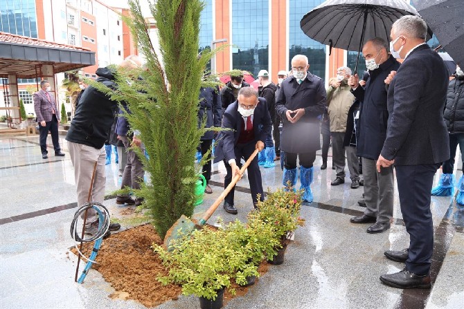 11-kasim-milli-agaclandirma-gunu-nedeniyle-gelecege-nefes,-dunyaya-nefes-sloganiyla-rizede-10-ayri-noktada-5-bin-fidan-toprakla-bulusturuldu-(1).jpg