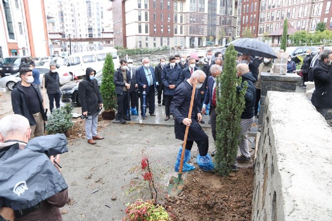 11-kasim-milli-agaclandirma-gunu-nedeniyle-gelecege-nefes,-dunyaya-nefes-sloganiyla-rizede-10-ayri-noktada-5-bin-fidan-toprakla-bulusturuldu-(10).jpg