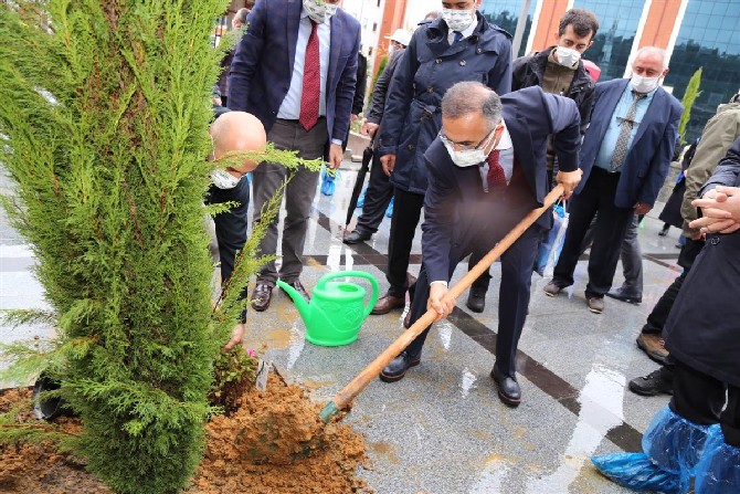 11-kasim-milli-agaclandirma-gunu-nedeniyle-gelecege-nefes,-dunyaya-nefes-sloganiyla-rizede-10-ayri-noktada-5-bin-fidan-toprakla-bulusturuldu-(2).jpg