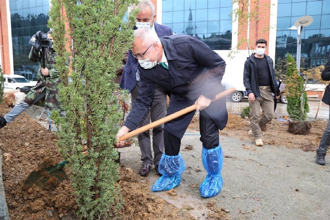 11-kasim-milli-agaclandirma-gunu-nedeniyle-gelecege-nefes,-dunyaya-nefes-sloganiyla-rizede-10-ayri-noktada-5-bin-fidan-toprakla-bulusturuldu-(4).jpg