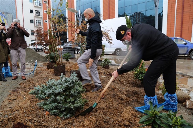 11-kasim-milli-agaclandirma-gunu-nedeniyle-gelecege-nefes,-dunyaya-nefes-sloganiyla-rizede-10-ayri-noktada-5-bin-fidan-toprakla-bulusturuldu-(5).jpg