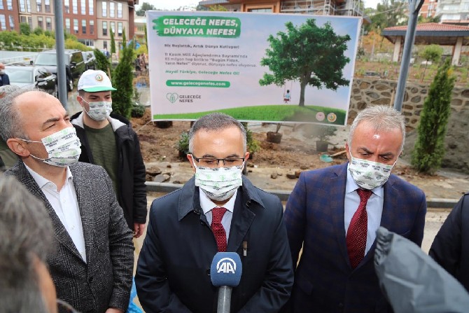 11-kasim-milli-agaclandirma-gunu-nedeniyle-gelecege-nefes,-dunyaya-nefes-sloganiyla-rizede-10-ayri-noktada-5-bin-fidan-toprakla-bulusturuldu-(8).jpg