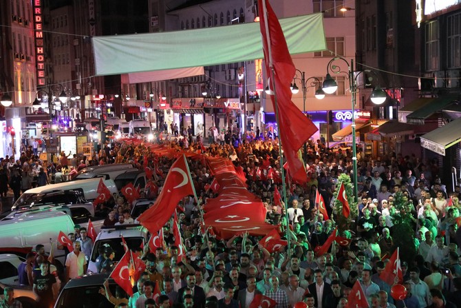 15-temmuz-demokrasi-ve-milli-birlik-gunu-etkinlikleri-kapsaminda-rizede-cesitli-etkinlikler-duzenlendi-(8)-001.jpg