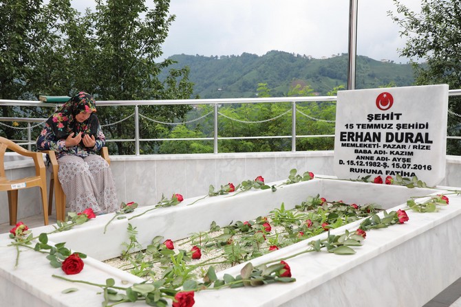 15-temmuz-sehidi-erhan-dural,-kabri-basinda-anildi-(8).jpg