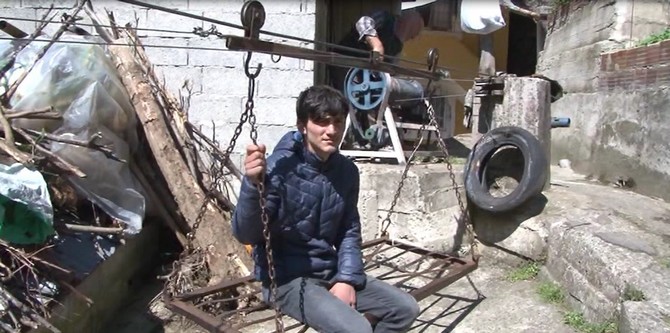15-yildir-kendi-kurduklari-teleferik-sistemi-ile-evlerine-gidip-geliyorlar-(4).jpg