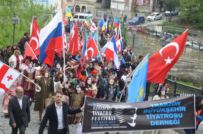 16.-karadeniz-uluslararasi-tiyatro-festivali-basladi5.jpg