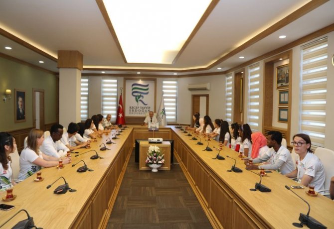 21-farkli-ulkeden-uluslararasi-ogrenciler-recep-tayyip-erdogan-universitesinde-(6)-001.jpeg