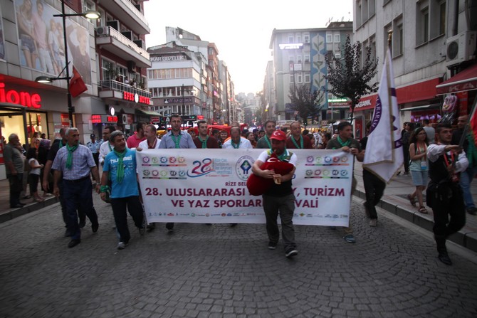 28.-uluslararasi-rize-cay,-turizm-ve-yaz-sporlari-festivali-kapsaminda-tuzcuoglu-memisaga-parki’nda-baslatilan-kortej-yuruyusu-buyuk-bir-kalabalikla-baslayip,-coskuyla-devam-etti-(2).jpg