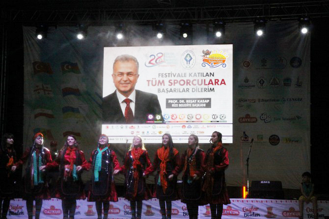 28.-uluslararasi-rize-cay,-turizm-ve-yaz-sporlari-festivali-kapsaminda-tuzcuoglu-memisaga-parki’nda-baslatilan-kortej-yuruyusu-buyuk-bir-kalabalikla-baslayip,-coskuyla-devam-etti-(5).jpg