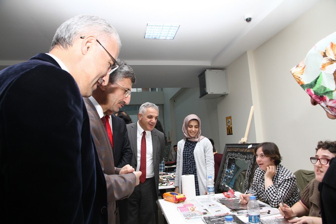 3-aralik-dunya-engelliler-gunu-munasebetiyle-recep-tayyip-erdogan-universitesi-sosyal-hizmet-toplulugu-ile-zehra-usta-ozel-egitim-uygulama-merkezi-tarafindan-ortaklasa-sergi-duzenlendi-(4).jpg