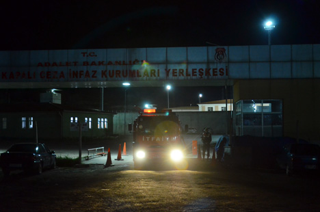 3-mahkum-isyan-cikarip,-kogustaki-yataklari-atese-verdi-1.jpg 3-mahkum-isyan-cikarip,-kogustaki-yataklari-atese-verdi-1.jpg