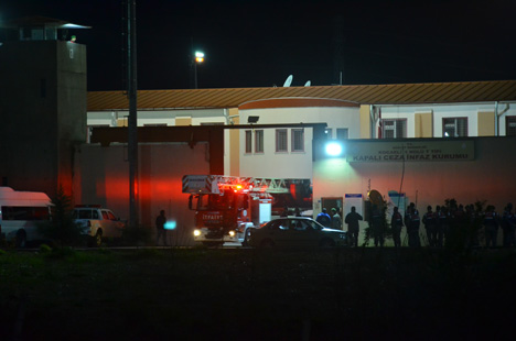 3-mahkum-isyan-cikarip,-kogustaki-yataklari-atese-verdi-2.jpg 3-mahkum-isyan-cikarip,-kogustaki-yataklari-atese-verdi-2.jpg