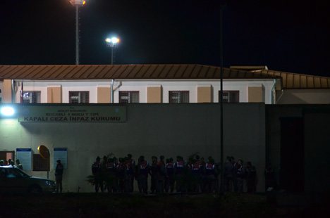 3-mahkum-isyan-cikarip,-kogustaki-yataklari-atese-verdi-4.jpg 3-mahkum-isyan-cikarip,-kogustaki-yataklari-atese-verdi-4.jpg