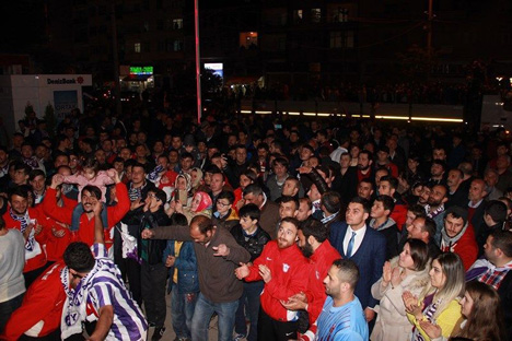 3.-lig’e-cikan-yomraspor’a-muhtesem-kutlama4.jpg 3.-lig’e-cikan-yomraspor’a-muhtesem-kutlama4.jpg