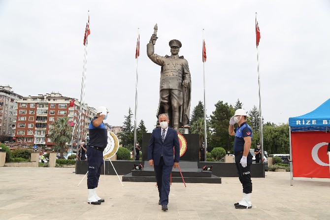 30-agustos-zafer-bayraminin-99-yil-donumu-rize-valiligi-toren-alaninda-duzenlenen-programla-kutlandi-1.jpg