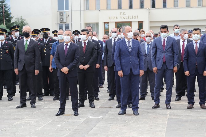 30-agustos-zafer-bayraminin-99-yil-donumu-rize-valiligi-toren-alaninda-duzenlenen-programla-kutlandi-2.jpg