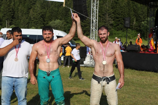 31.-curispil-yaylasi-efkari-asiklar-senligi-ve-karakucak-guresleri-festivali-sona-erdi-(7).jpg