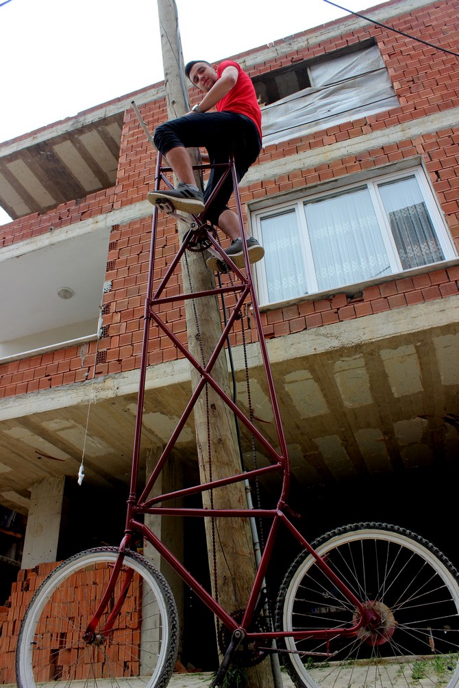 4-metre-yuksekligindeki-bisiklet-gorenleri-hayrete-dusuruyor-(1).jpg