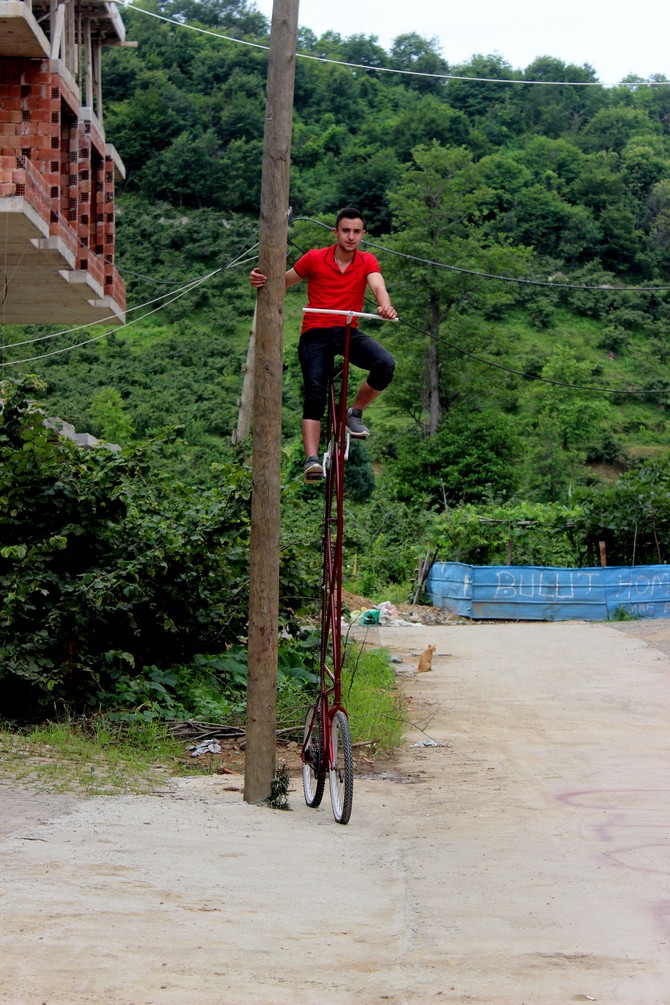 4-metre-yuksekligindeki-bisiklet-gorenleri-hayrete-dusuruyor-(6).jpg