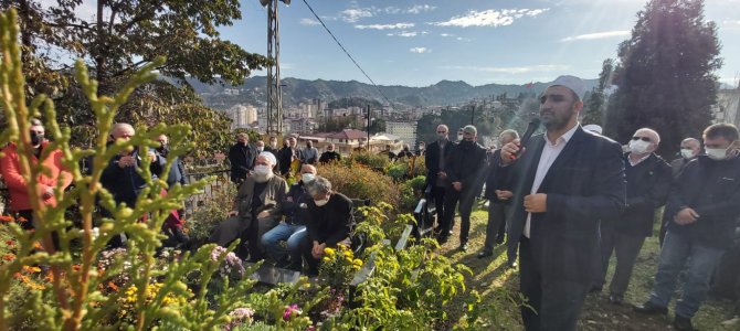 5-aralik-2016da-vefat-eden-ak-parti-rize-il-tanitim-medya-baskani-osman-karavinin-olumunun-5-yil-donumunde-kabri-basinda-anma-programi-duzenlendi-2-001.jpg