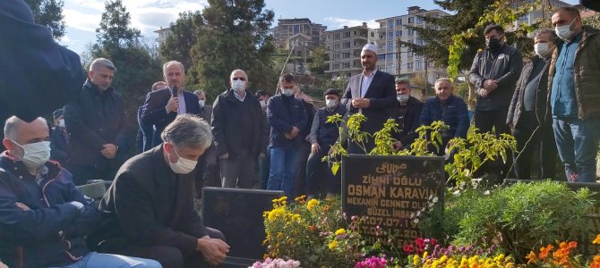 5-aralik-2016da-vefat-eden-ak-parti-rize-il-tanitim-medya-baskani-osman-karavinin-olumunun-5-yil-donumunde-kabri-basinda-anma-programi-duzenlendi-3-001.jpg