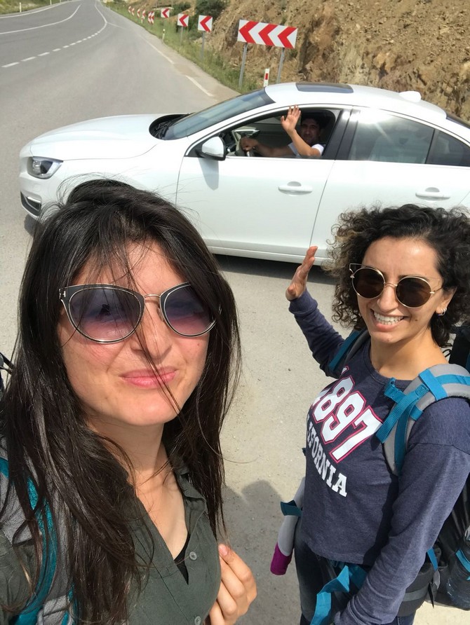 50-kez-otostopla-arac-degistirip,-1-haftada-karadenizi-gezdiler-(1).jpg