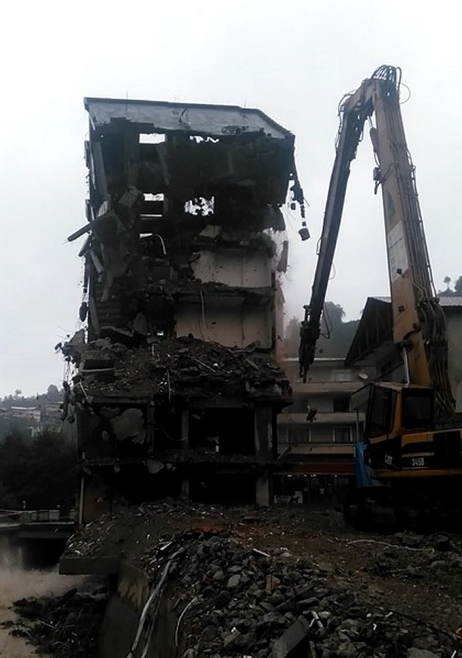 7-katli-binanin-yikimi-3.-gunde-devam-ediyor-(1).jpg