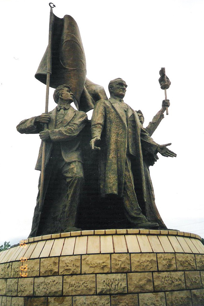 75.yil-ataturk-ve-genclik-aniti-rize-2.jpg