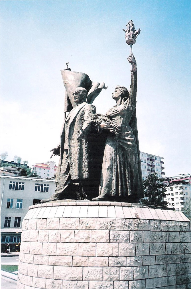 75.yil-ataturk-ve-genclik-aniti-rize-4.jpg