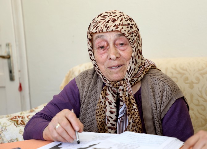82-yasindaki-necmiye-gunaydin,-cumhurbaskani-recep-tayyip-erdogan-ve-esi-emine-erdoganin-baslattigi-okuma-yazma-seferberligine-katilarak,-evine-gelen-okutmanin-yardimiyla-hayalini-kurdugu-okuma-yazmayi-ogreni-(2).jpg